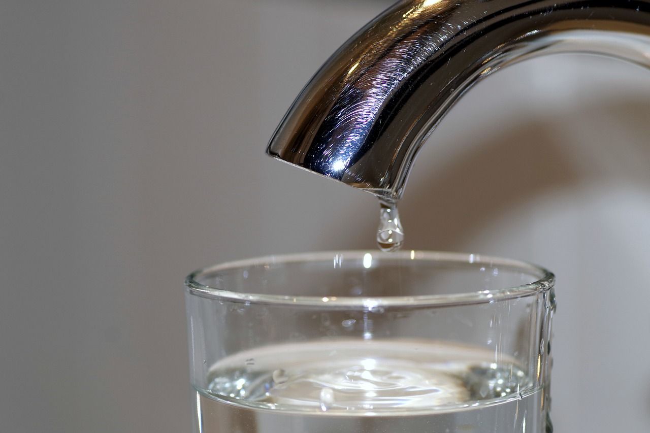 Czysta woda w mieszkaniu – jak to zapewnić?