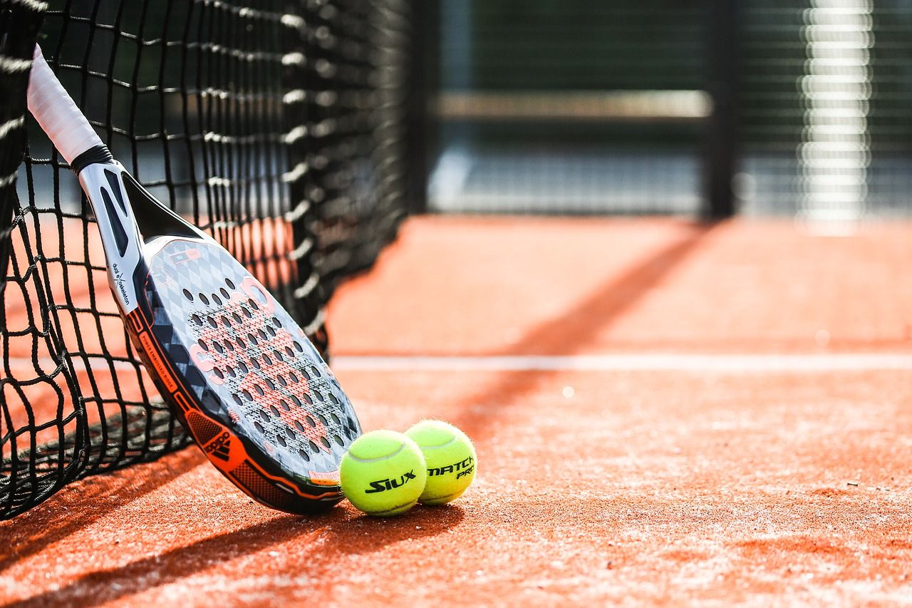 Jaki wpływ na grę w tenisa ma nawierzchnia kortu?