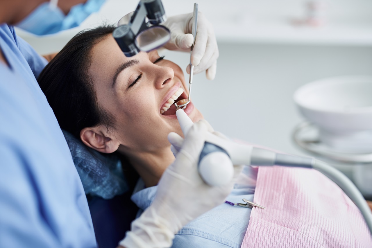 Ból w trakcie zabiegu? Co może zrobić stomatolog?