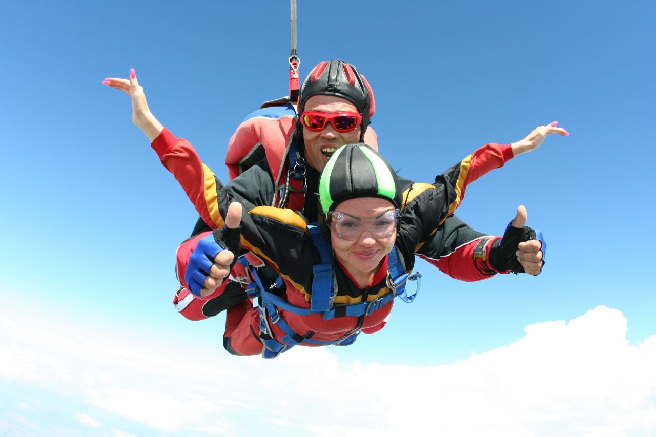 Skok ze spadochronem – wyjątkowy moment, który warto przeżyć